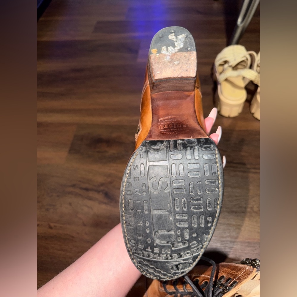 JUDGEMENT BEDSTU .TAN
RUSTIC
$310.00 leather spring ankle boot BoHo western - Picture 9 of 10